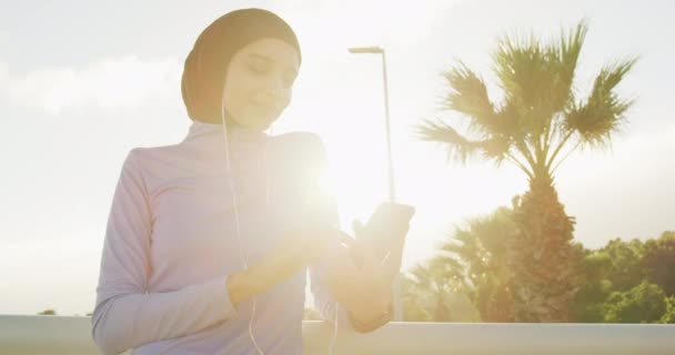 Seitenansicht Einer Gemischten Rennläuferin Sportbekleidung Und Hijab Die Einem Sonnigen — Stockvideo