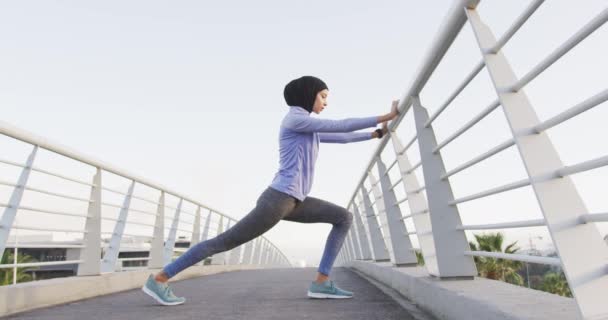 Zijaanzicht Van Een Gemengde Racevrouw Sportkleding Hijab Buiten Aan Het — Stockvideo