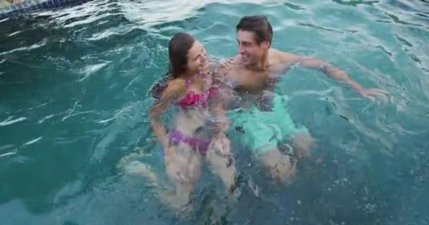 Kafkasyalı Bir Çiftin Güneşli Bir Günde Havuzu Olan Bir Bahçede — Stok video