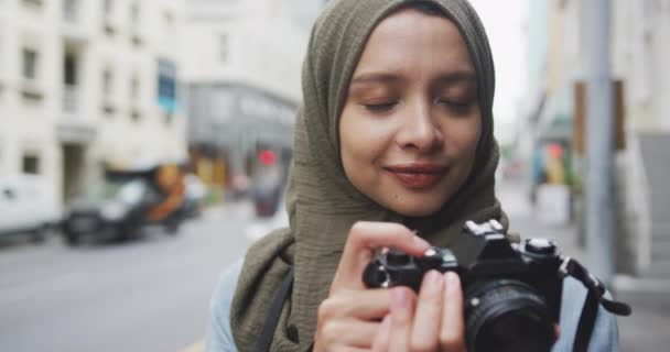 Güneşli Bir Günde Şehirde Tesettürlü Giyinen Ağır Çekimde Fotoğraf Çeken — Stok video