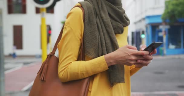 Вид Сбоку Женщины Смешанной Расы Одетой Хиджаб Городе Солнечный День — стоковое видео