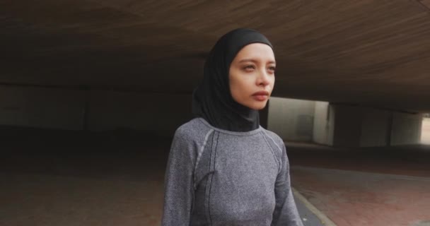 Vista Frontal Uma Mulher Raça Mista Vestindo Sportswear Hijab Exercitando — Vídeo de Stock