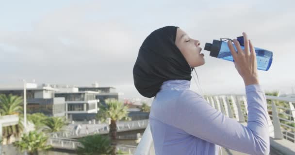 Boční Pohled Smíšenou Závod Žena Sobě Sportovní Oblečení Hidžáb Cvičení — Stock video