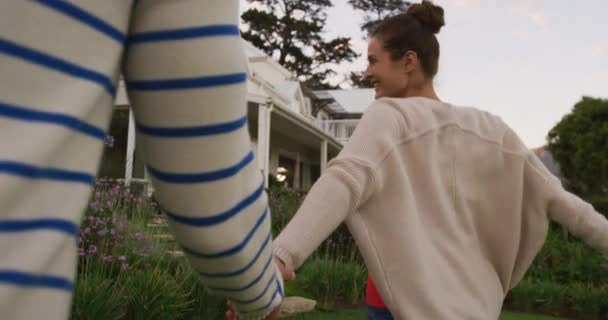 Vue Arrière Rapprochée Couple Caucasien Jouissant Temps Ensemble Dans Jardin — Video