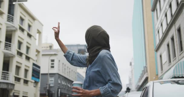 Vista Lateral Uma Mulher Raça Mista Vestindo Hijab Cidade Dia — Vídeo de Stock