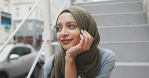 Vista Frontal Cerca Una Mujer Raza Mixta Que Lleva Hijab — Vídeo de stock