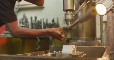 Bir fabrikada çalışan, hidrolik ekipman üreten, bir atölyede çalışan ve ağır çekte çalışan beyaz bir erkek fabrika işçisinin ellerinin detaylarını kapat..