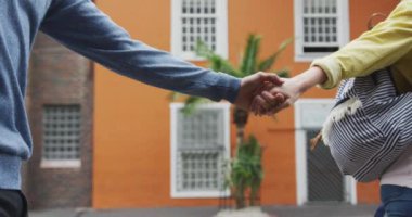 Şehrin sokaklarında gezen mutlu beyaz çift gün boyunca el ele tutuşup şehri keşfediyor..