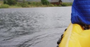 Kafkasyalı bir adamın, dağlara yaptığı gezide, gölde kayak yaparken, elinde kürek tutarken, ağır çekimde iyi vakit geçirdiği orta bölüm.