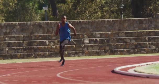Fit Disabled Mixed Race Man Prosthetic Legs Running Race Track — Stock Video