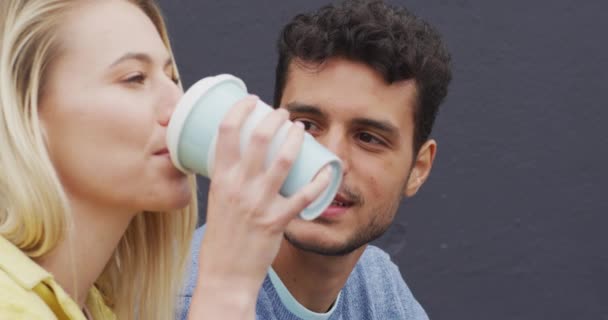 Blank Echtpaar Overdag Straten Van Stad Zittend Trap Afhaalkoffie Drinkend — Stockvideo