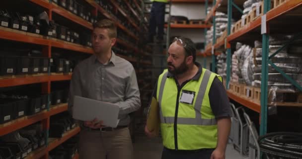 Två Vita Manliga Fabriksarbetare Fabrik Som Tillverkar Hydraulisk Utrustning Klädd — Stockvideo