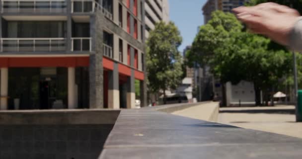 Seção Intermediária Homem Caucasiano Vestindo Roupas Casuais Praticando Parkour Nas — Vídeo de Stock