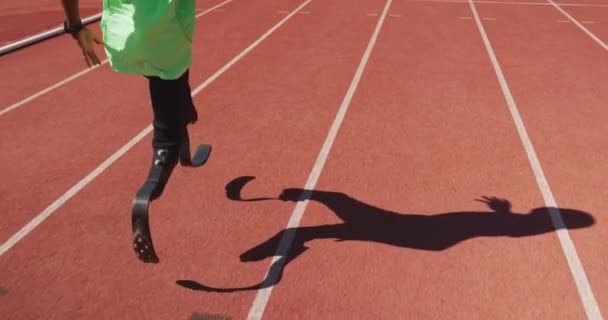 Fit Homem Raça Mista Desativado Com Pernas Protéticas Correndo Pista — Vídeo de Stock