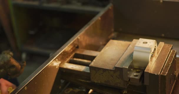 Détail Rapproché Des Mains Ouvrier Usine Race Blanche Dans Une — Video