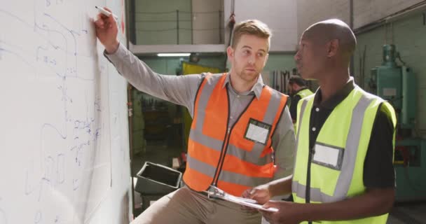 Caucásico Trabajador Una Fábrica Afroamericano Una Fábrica Que Fabrica Equipos — Vídeo de stock