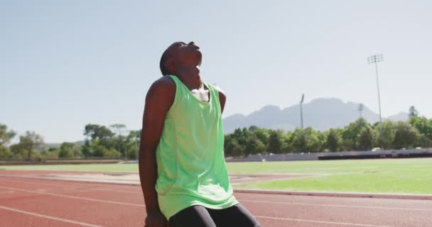 Fit Handicapovaný Míšenec Protézama Nohou Sedí Dívá Nahoru Drží Nohy — Stock video