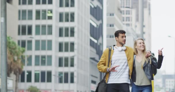 幸せな白人カップルアウトし 日中街の通りについて 街を探索しながら話をし — ストック動画