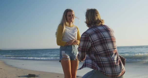 Kaukasiska Par Stranden Solig Dag Njuter Tid Tillsammans Mannen Knäböjer — Stockvideo