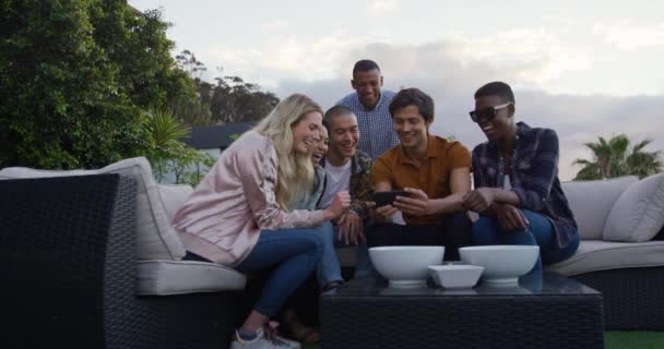 Grupo Multiétnico Amigos Pasando Rato Juntos Una Terraza Azotea Hablando — Vídeos de Stock