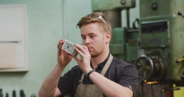 Retrato Trabajador Una Fábrica Caucásica Una Fábrica Que Fabrica Equipos — Vídeo de stock