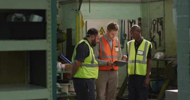 Dva Běloši Afroameričtí Dělníci Továrně Vyrábějící Hydraulické Vybavení Vestách Diskuzi — Stock video
