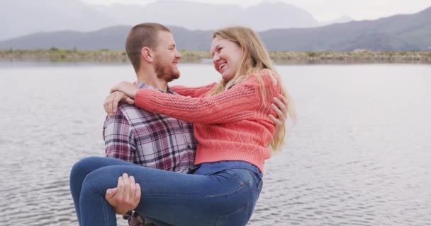 Bělošský Pár Dobře Baví Výletě Hor Usmívá Muž Drží Ženu — Stock video