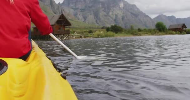 一个高加索女人在登山途中玩得很开心 在湖上划船 拿着桨 慢吞吞地走着 中间部分靠得很近 — 图库视频影像
