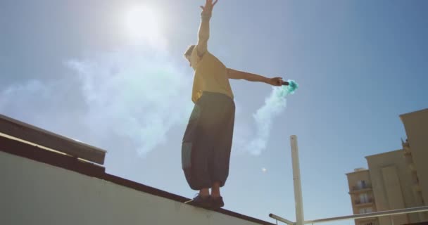 Hombre Caucásico Vestido Con Ropa Casual Practicando Parkour Una Azotea — Vídeo de stock