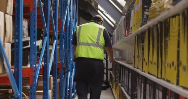 一名高加索男性工厂工人穿着高背心 察看档案 慢动作 在一家液压设备制造厂工作的后视镜 — 图库视频影像