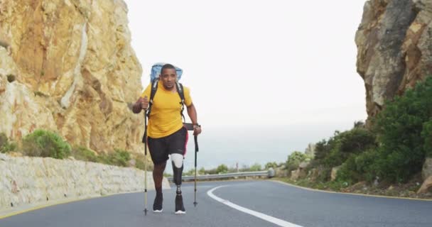 Ικανός Ανάπηρος Άνδρας Μικτής Φυλής Προσθετικό Πόδι Απολαμβάνοντας Χρόνο Του — Αρχείο Βίντεο