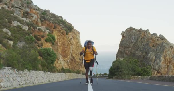 Ικανός Ανάπηρος Άνδρας Μικτής Φυλής Προσθετικό Πόδι Απολαμβάνοντας Χρόνο Του — Αρχείο Βίντεο