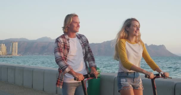 Coppia Caucasica Sulla Spiaggia Giornata Sole Godendo Tempo Insieme Cavalcando — Video Stock