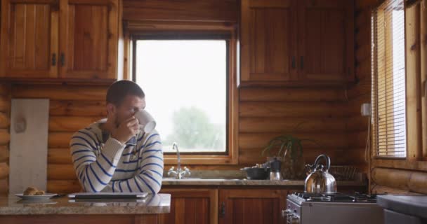 Homme Caucasien Passant Temps Maison Distance Sociale Isolement Personnel Quarantaine — Video