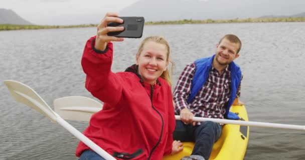 Pareja Caucásica Pasando Buen Rato Viaje Las Montañas Kayak Juntos — Vídeo de stock