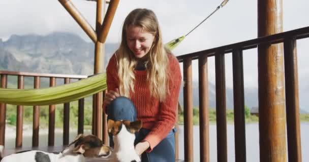 Blanke Vrouw Die Tijd Thuis Doorbrengt Sociale Afstand Neemt Zichzelf — Stockvideo