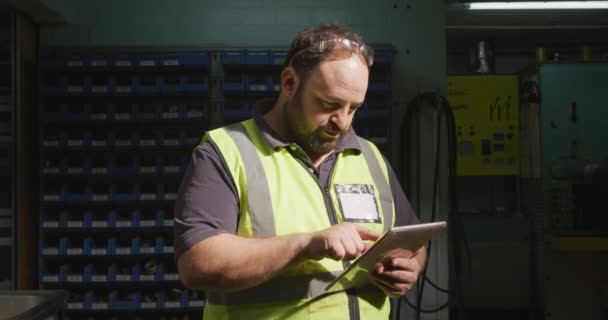 Portret Van Een Blanke Mannelijke Fabrieksarbeider Een Fabriek Die Hydraulische — Stockvideo