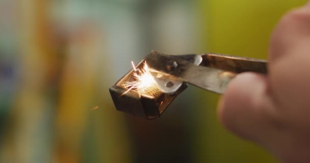 Detailaufnahme Der Hand Eines Kaukasischen Männlichen Fabrikarbeiters Einer Fabrik Die — Stockvideo