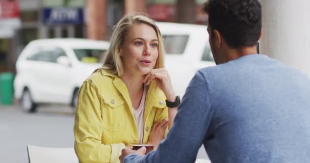 Pareja Caucásica Sentada Junto Una Mesa Una Terraza Café Tomando — Vídeos de Stock