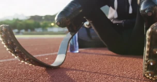 Fit Gehandicapte Gemengde Ras Man Met Prothetische Benen Zittend Een — Stockvideo