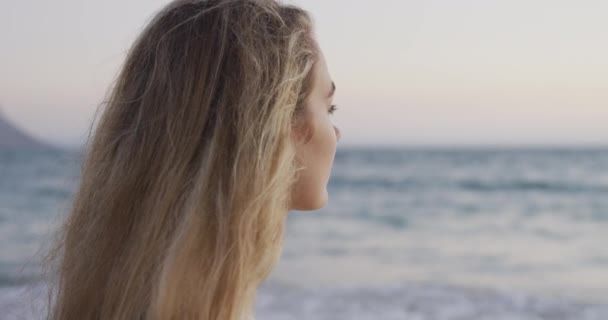 Una Mujer Caucásica Con Pelo Largo Rubio Vestida Blanco Disfrutando — Vídeos de Stock