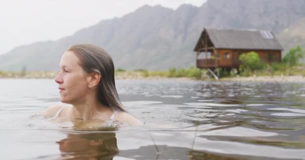 Retrato Uma Mulher Caucasiana Divertindo Uma Viagem Montanhas Vestindo Maiô — Vídeo de Stock