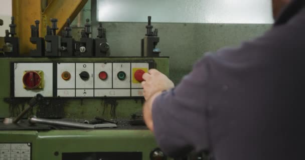 Rückansicht Eines Kaukasischen Männlichen Fabrikarbeiters Der Einer Fabrik Hydraulikgeräte Herstellt — Stockvideo