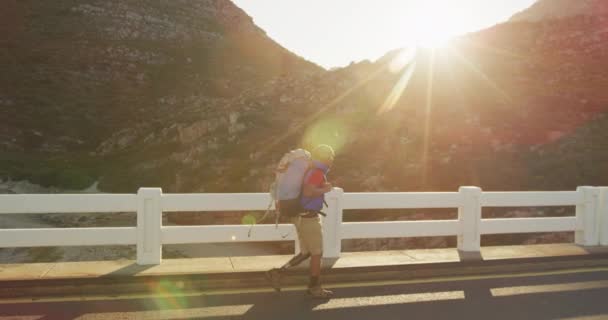 Formda Sakat Protez Bacaklı Bir Irk Adamı Dağlara Seyahatinin Tadını — Stok video