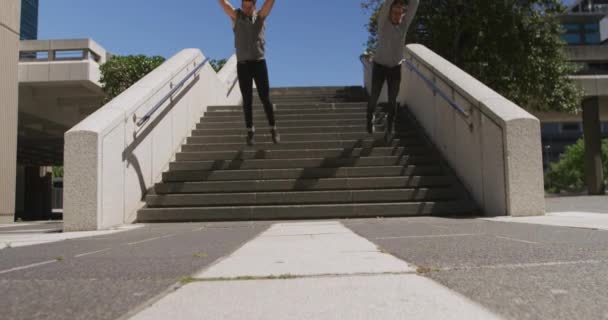 코카서스 평상복을 도시의 거리에서 연습하고 계단에서 뛰어내리면서 동작으로 공중제비를 — 비디오