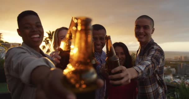 多民族の友人の屋根のテラスで一緒に ビールを飲み トーストを作り スローモーションでぶら下がっている — ストック動画