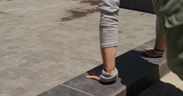 Homem Caucasiano Vestindo Roupas Casuais Praticando Parkour Nas Ruas Cidade — Vídeo de Stock