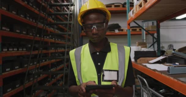 Afroamerikansk Manlig Fabriksarbetare Fabrik Som Tillverkar Hydraulisk Utrustning Bär Hatt — Stockvideo