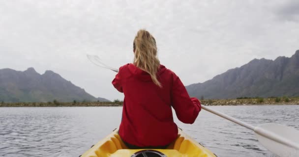 Mujer Caucásica Pasando Buen Rato Viaje Las Montañas Kayak Lago — Vídeos de Stock