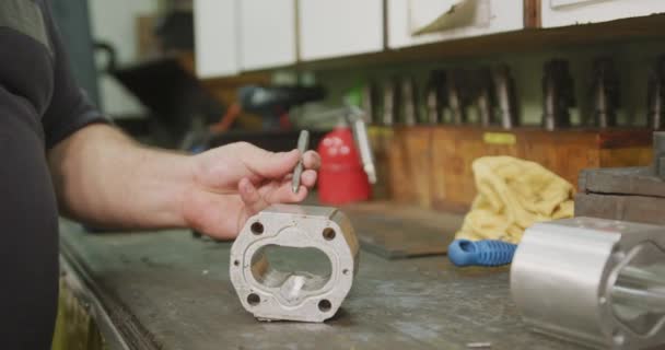 Close Detail Van Handen Van Een Blanke Mannelijke Fabrieksarbeider Een — Stockvideo